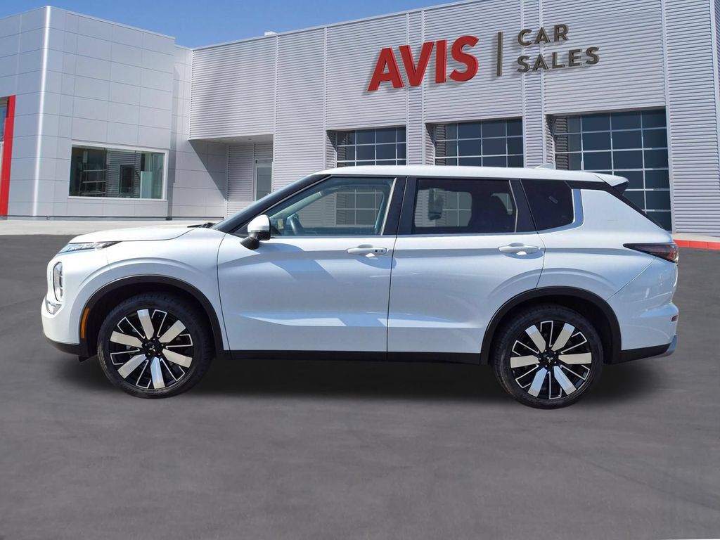 Thumbnail: 2025 Mitsubishi Outlander - 10