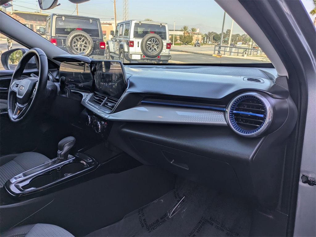 Thumbnail: 2025 Chevrolet Trax - 32