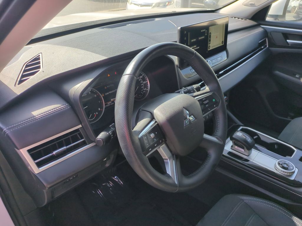 Thumbnail: 2025 Mitsubishi Outlander - 15
