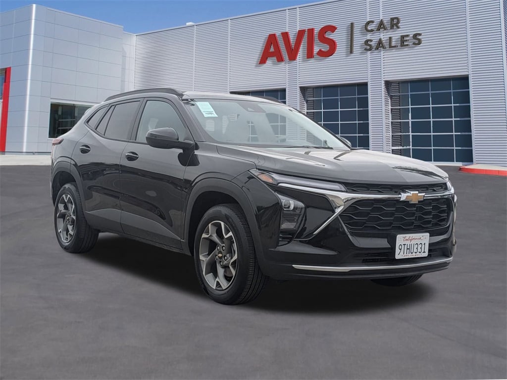 Thumbnail: 2025 Chevrolet Trax - 3