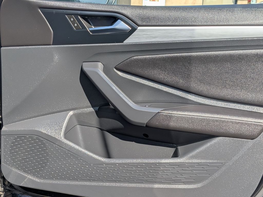 Thumbnail: 2025 Volkswagen Jetta - 32