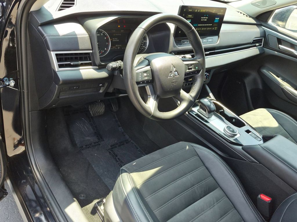 Thumbnail: 2025 Mitsubishi Outlander - 14