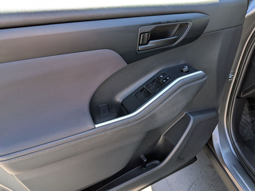 Thumbnail: 2024 Toyota Highlander - 11