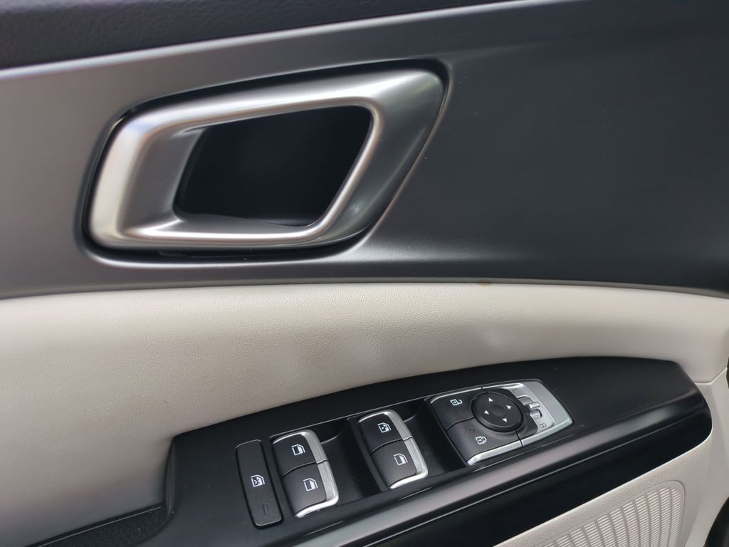 Thumbnail: 2023 Kia Carnival - 11
