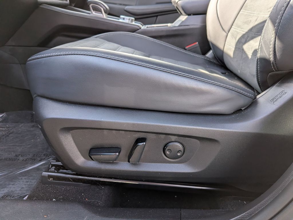 Thumbnail: 2024 Mitsubishi Outlander - 16