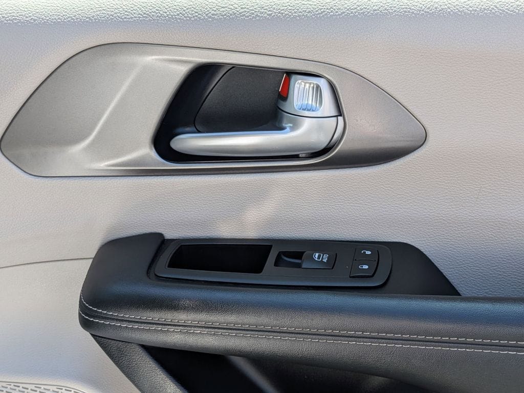 Thumbnail: 2024 Chrysler Pacifica - 32