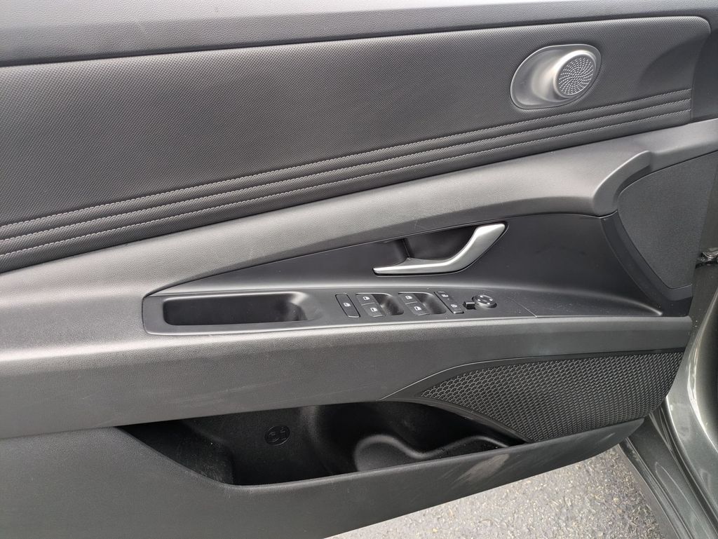 2025 Hyundai Elantra SEL - Photo 15