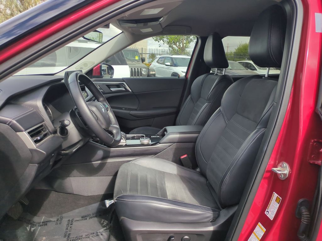 Thumbnail: 2025 Mitsubishi Outlander - 25