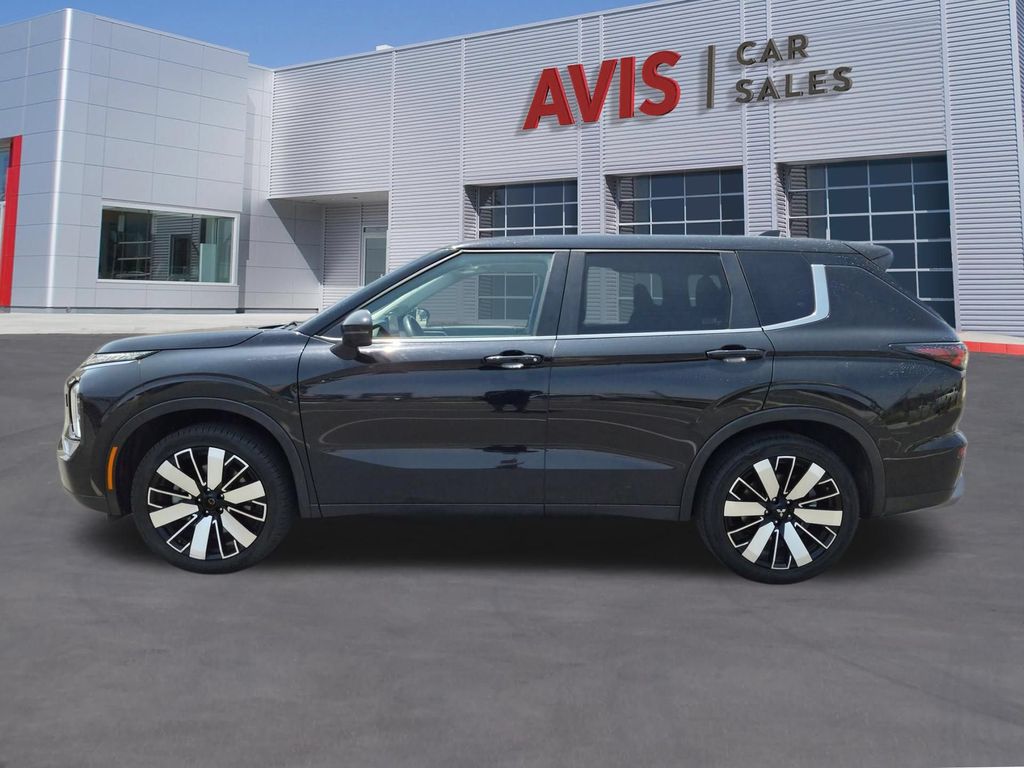 Thumbnail: 2025 Mitsubishi Outlander - 10