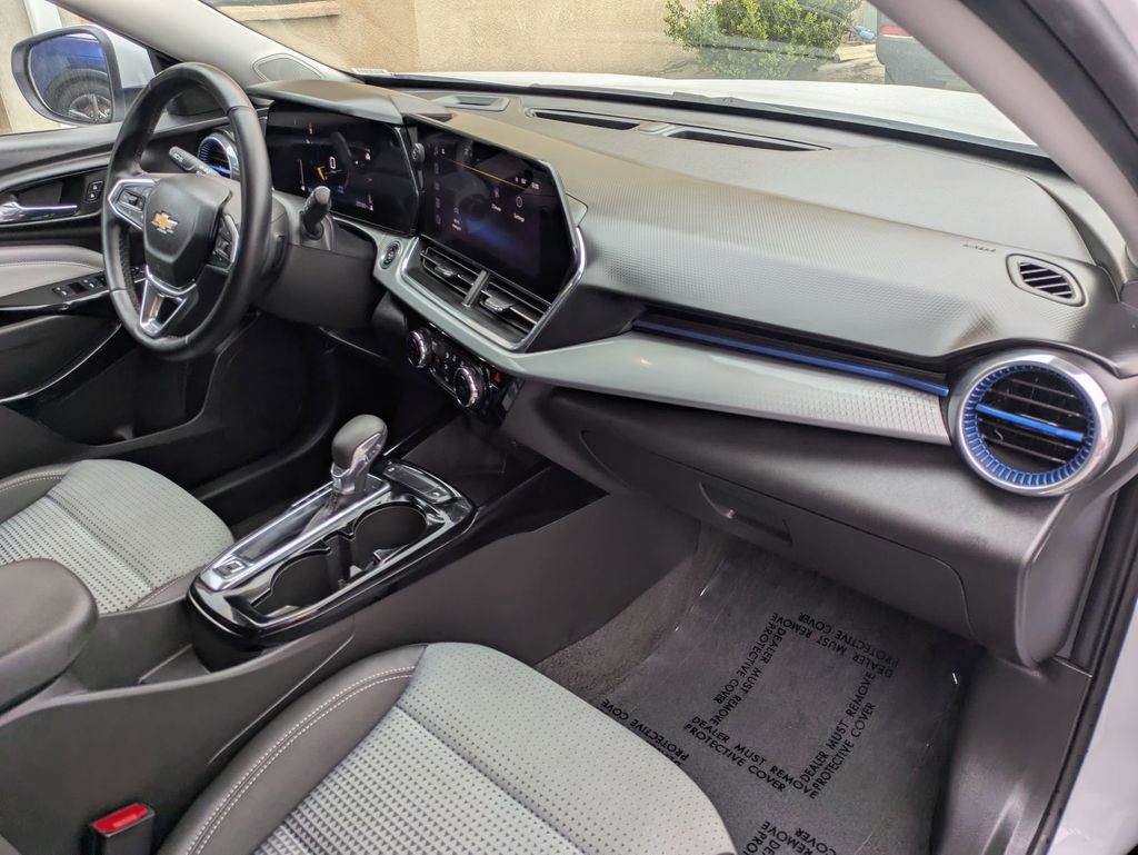 Thumbnail: 2025 Chevrolet Trax - 36