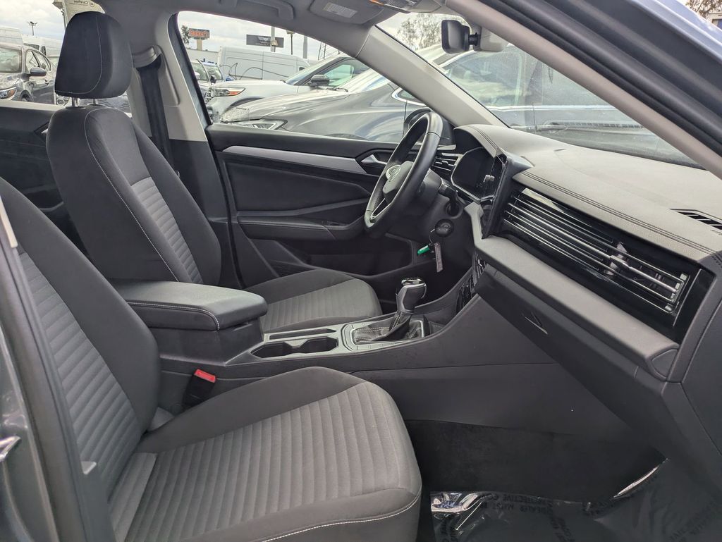 Thumbnail: 2025 Volkswagen Jetta - 33
