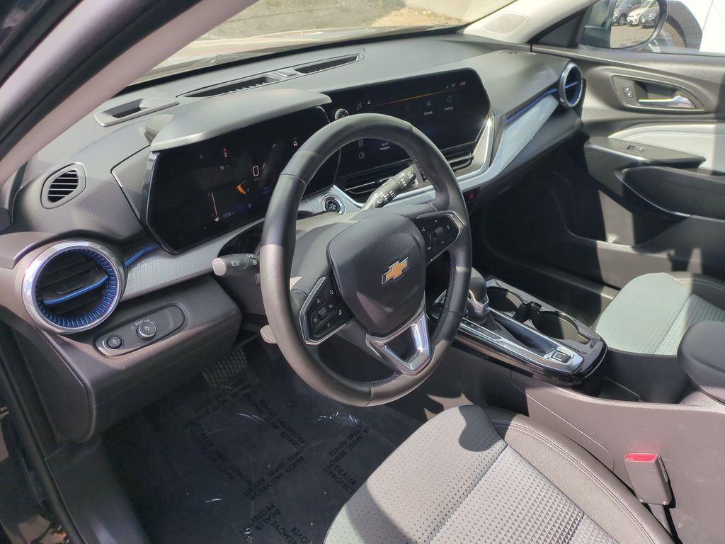 Thumbnail: 2025 Chevrolet Trax - 15