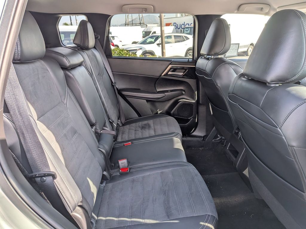 Thumbnail: 2024 Mitsubishi Outlander - 29