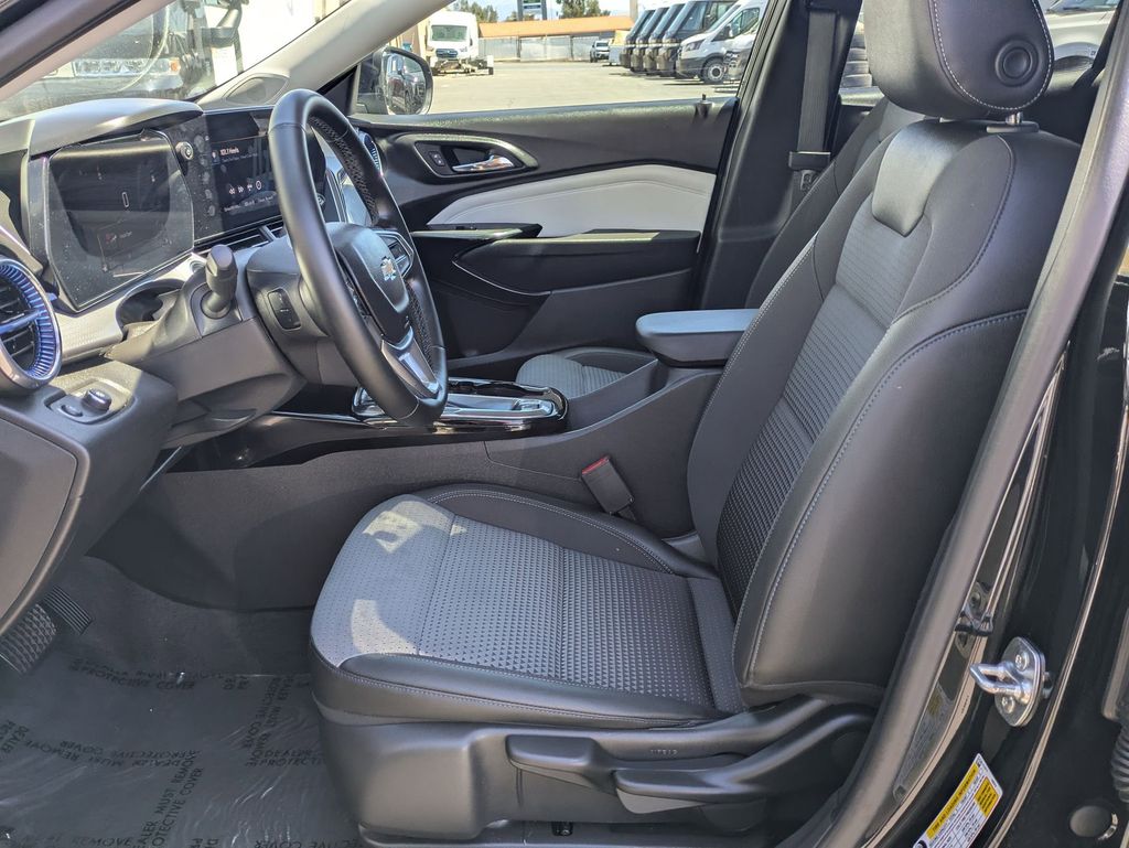 Thumbnail: 2025 Chevrolet Trax - 25