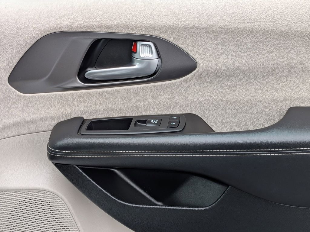 Thumbnail: 2024 Chrysler Pacifica - 32