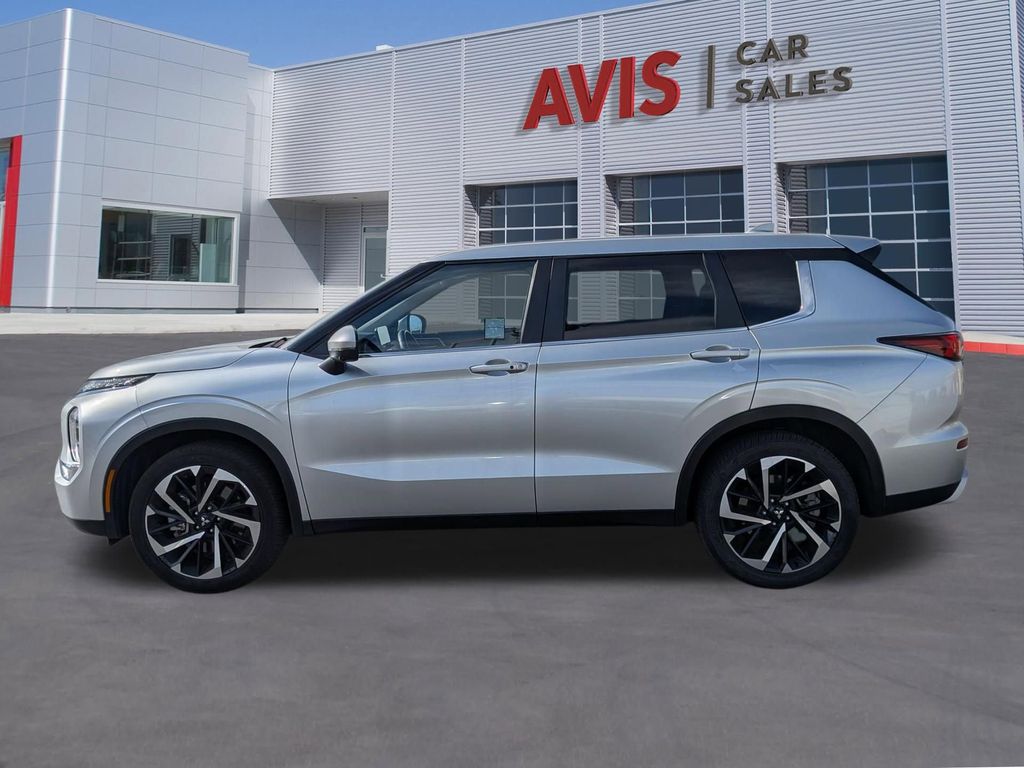 Thumbnail: 2024 Mitsubishi Outlander - 10