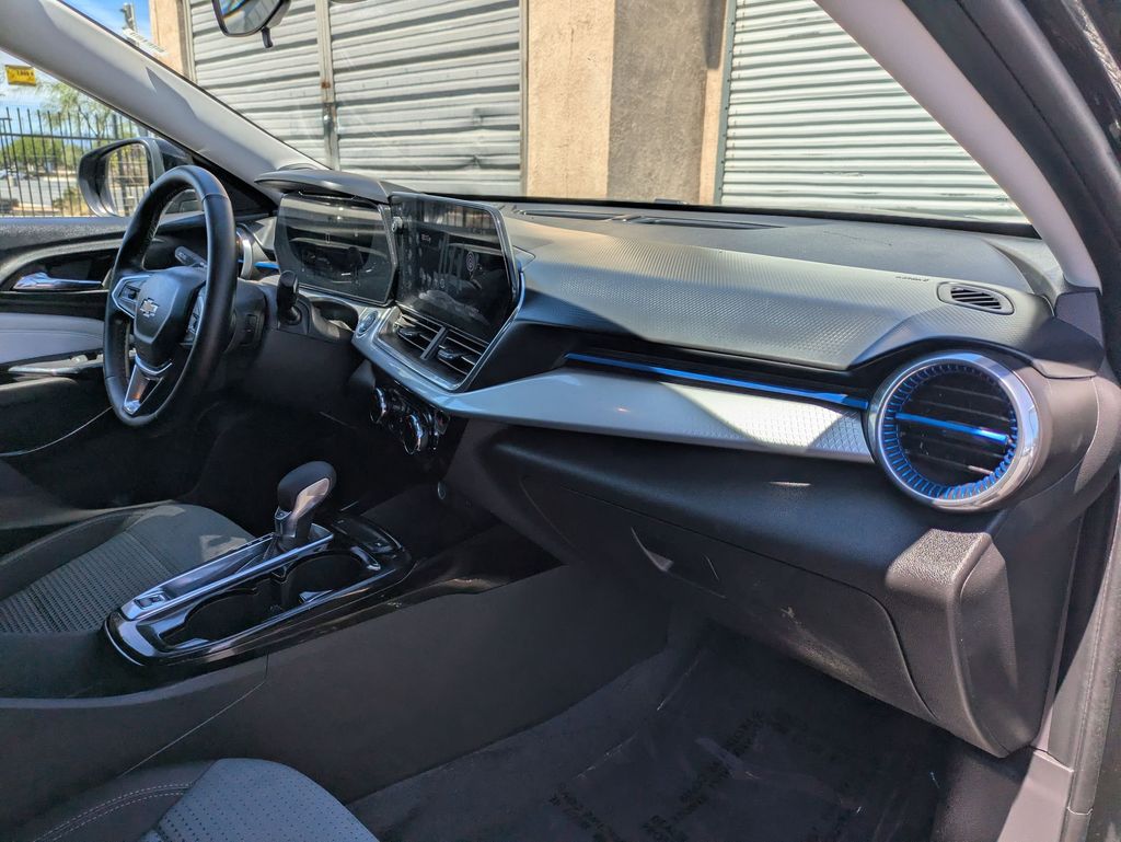 Thumbnail: 2025 Chevrolet Trax - 33