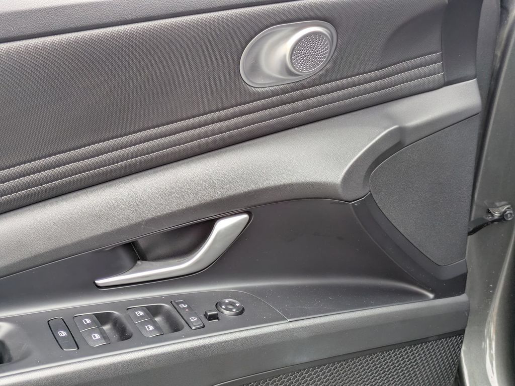 2025 Hyundai Elantra SEL - Photo 16