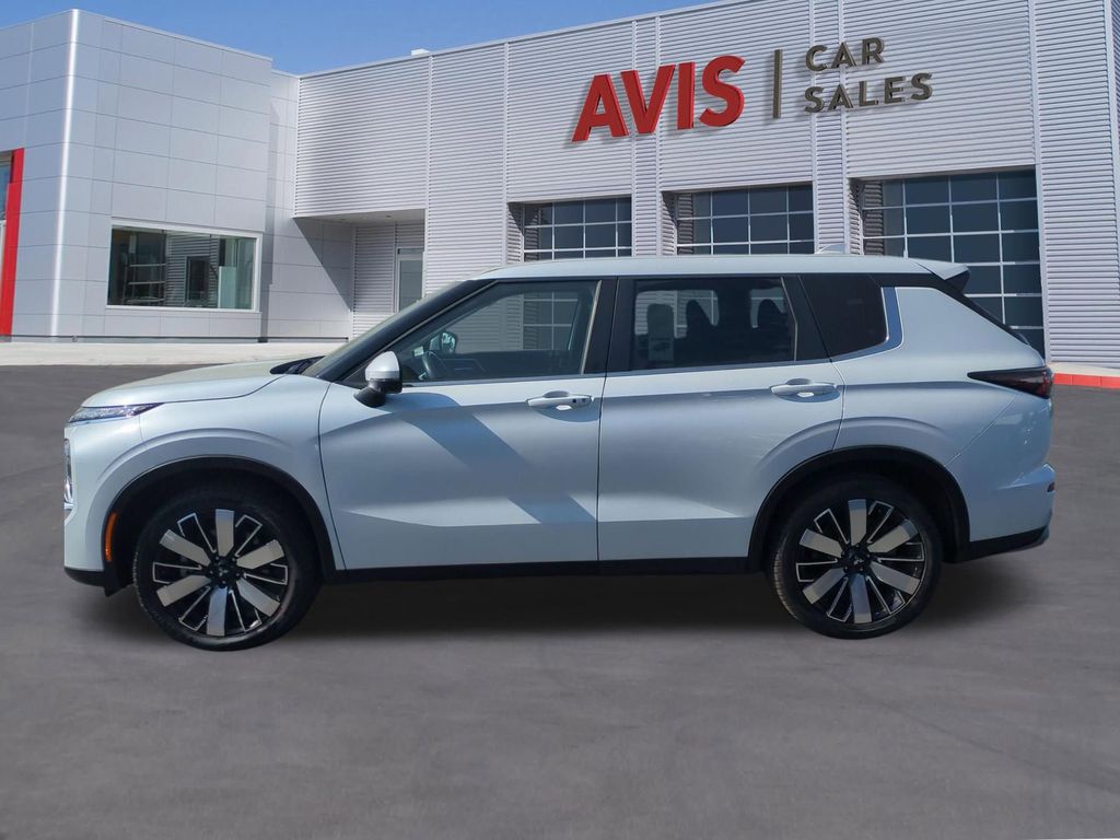 Thumbnail: 2025 Mitsubishi Outlander - 10