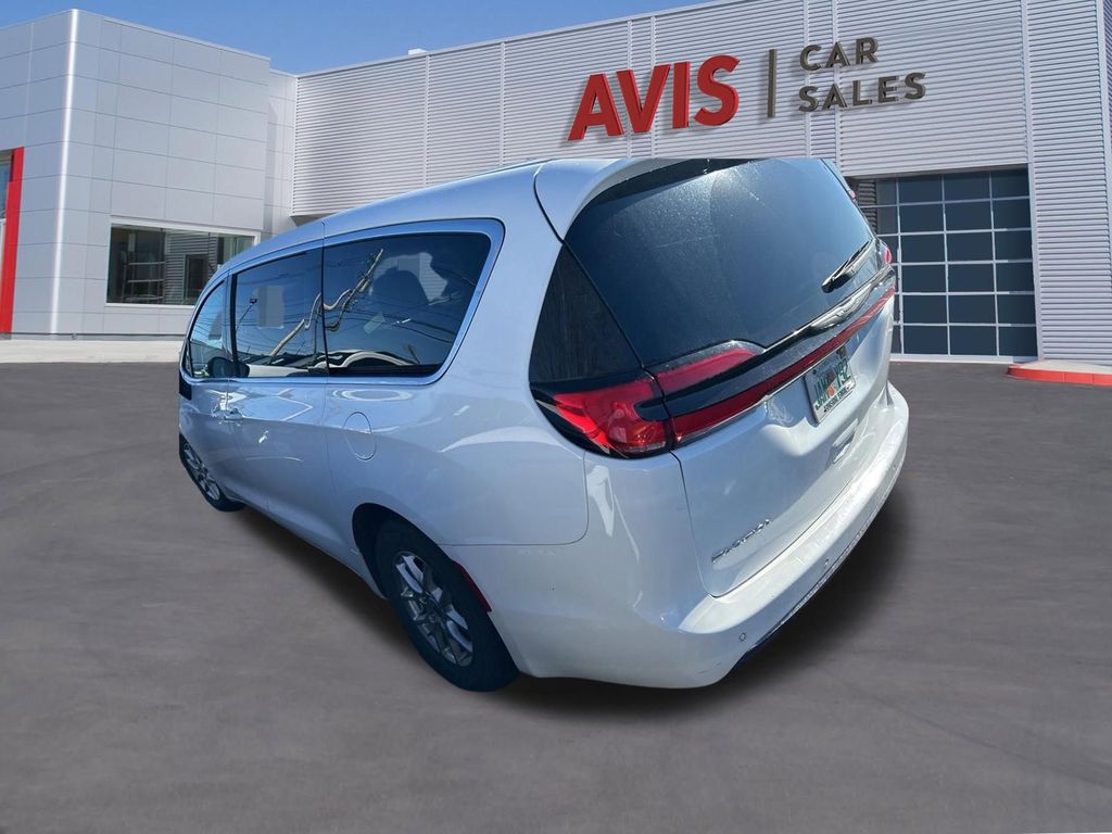 Thumbnail: 2023 Chrysler Pacifica - 5