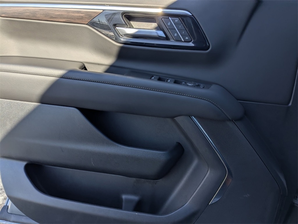 Thumbnail: 2025 Chevrolet Suburban - 13