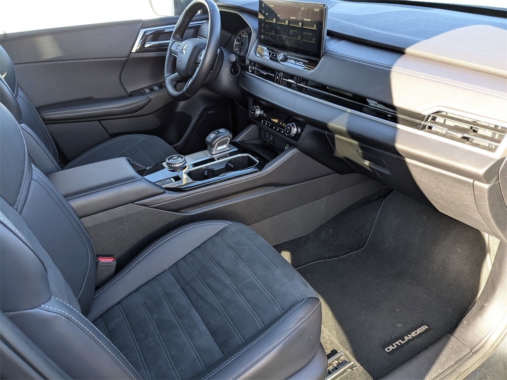 Thumbnail: 2025 Mitsubishi Outlander - 41