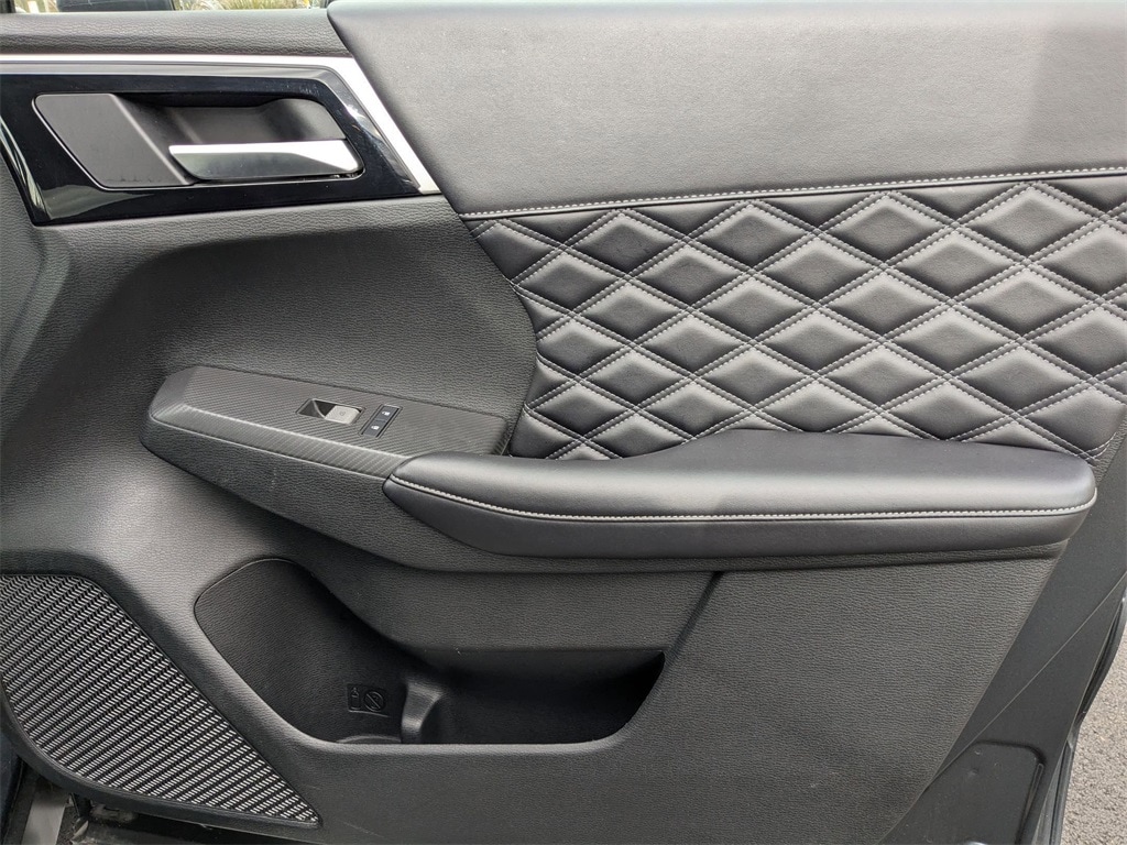 Thumbnail: 2024 Mitsubishi Outlander - 40