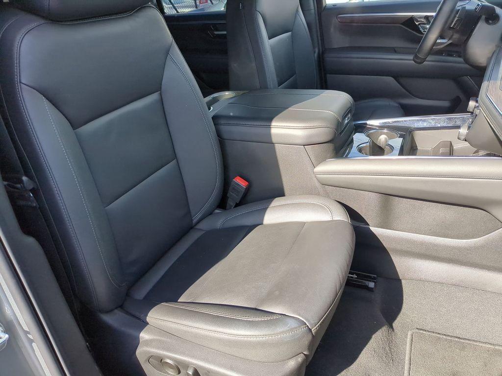 Thumbnail: 2025 Chevrolet Suburban - 32