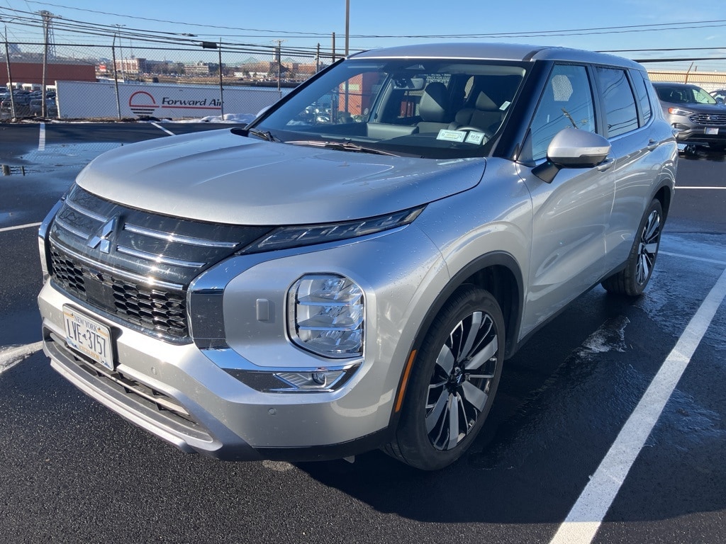 2025 Mitsubishi Outlander SE's photo
