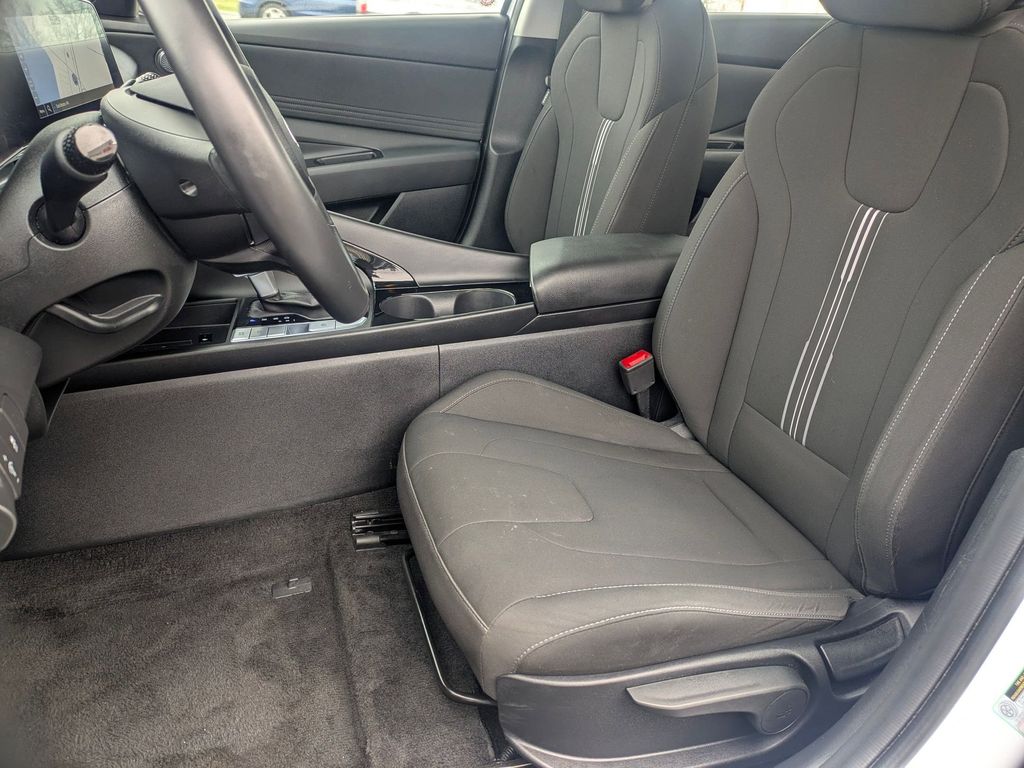 Thumbnail: 2025 Hyundai Elantra - 16