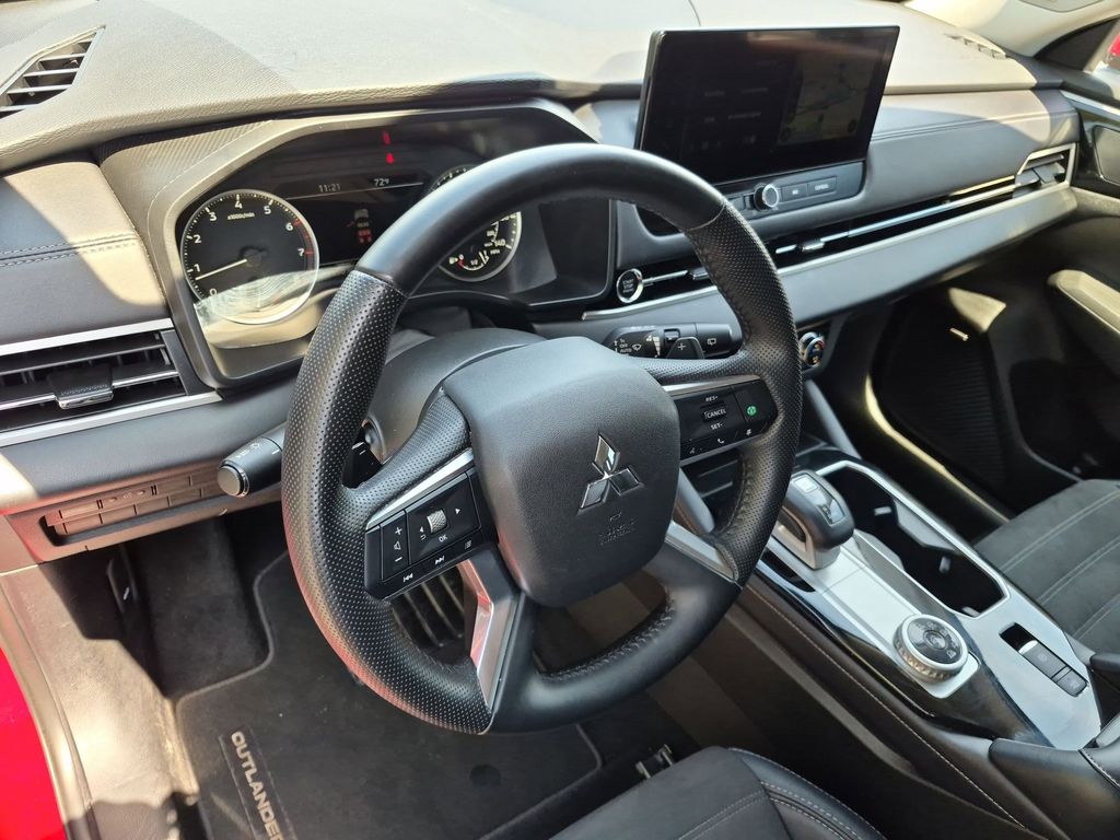 Thumbnail: 2025 Mitsubishi Outlander - 15