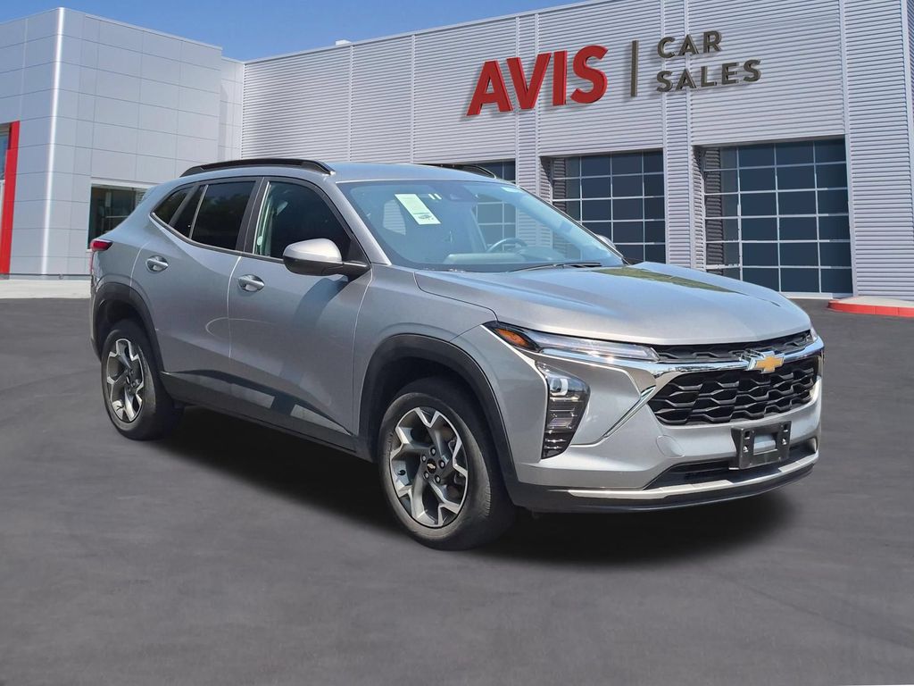 Thumbnail: 2025 Chevrolet Trax - 3