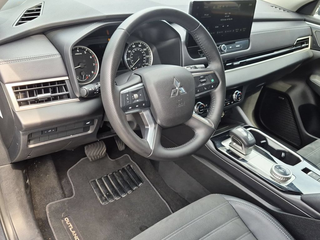 Thumbnail: 2025 Mitsubishi Outlander - 15