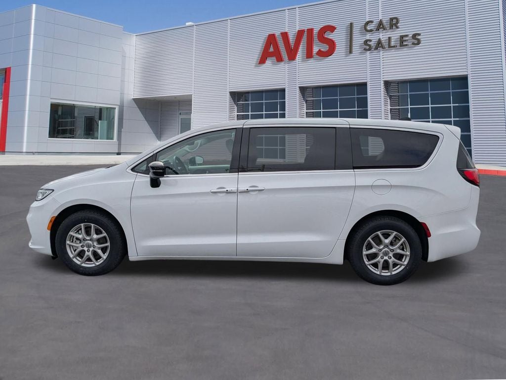 Thumbnail: 2024 Chrysler Pacifica - 10