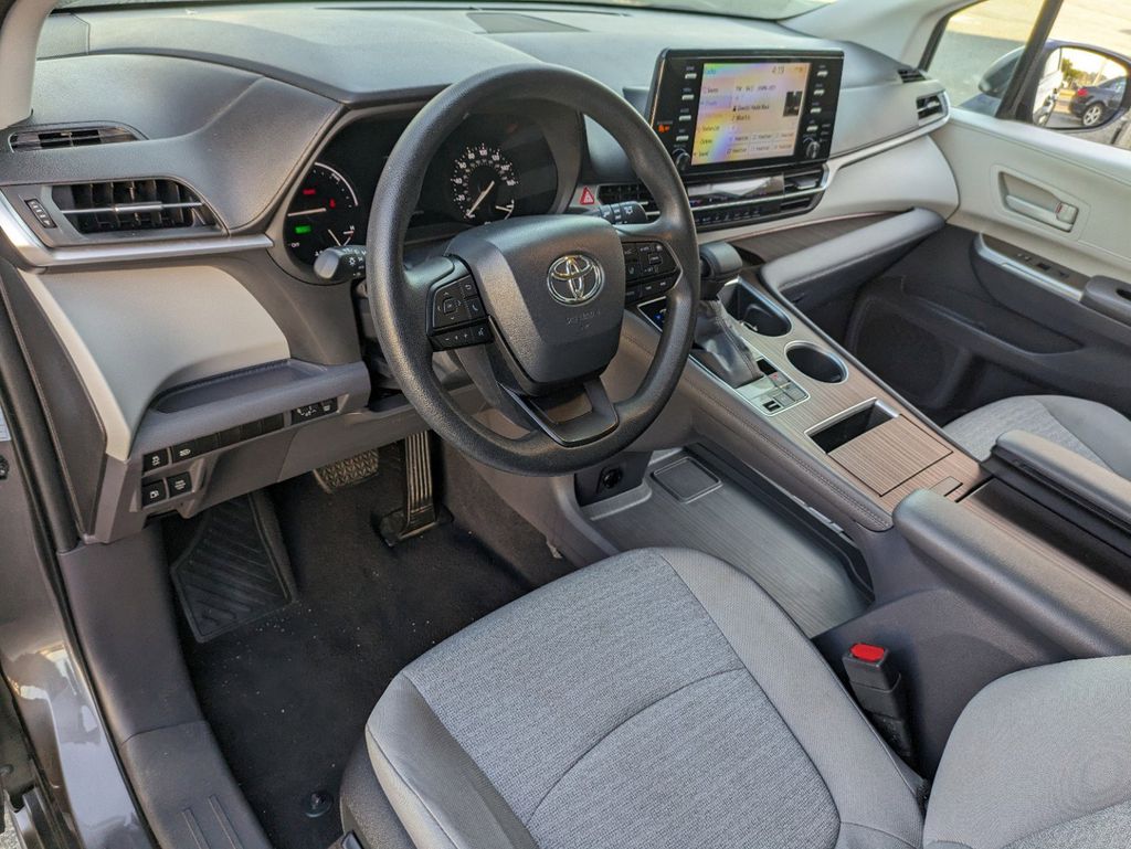 Thumbnail: 2022 Toyota Sienna - 11