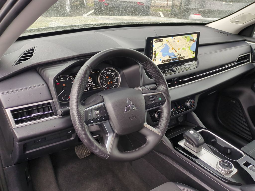 Thumbnail: 2025 Mitsubishi Outlander - 13