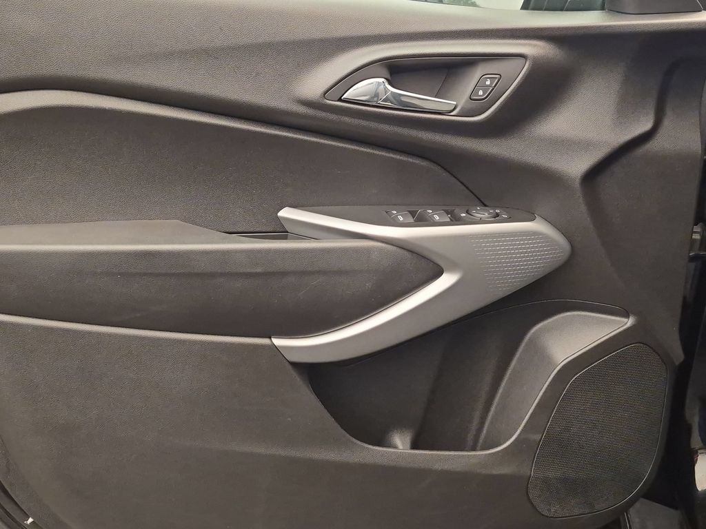 Thumbnail: 2025 Chevrolet Trax - 9