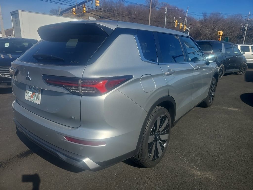Thumbnail: 2025 Mitsubishi Outlander - 3