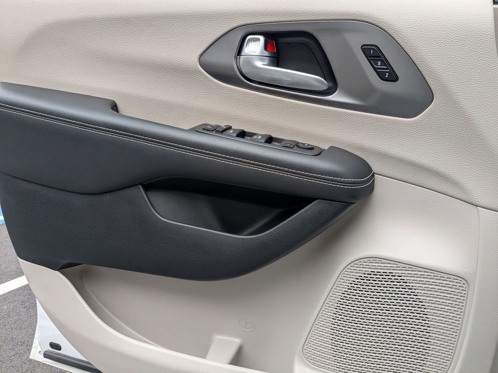 Thumbnail: 2024 Chrysler Pacifica - 11