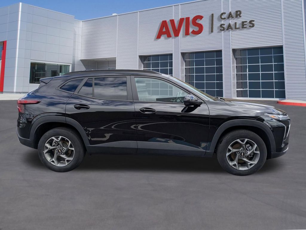 Thumbnail: 2025 Chevrolet Trax - 5