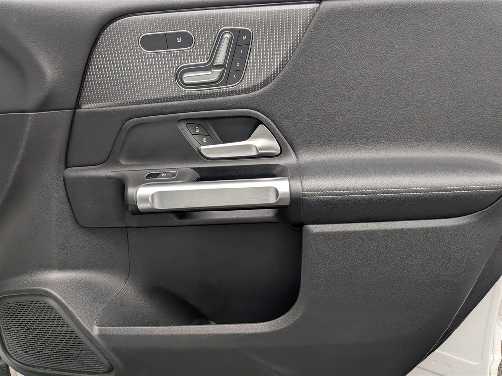 Thumbnail: 2023 Mercedes-Benz GLB - 39