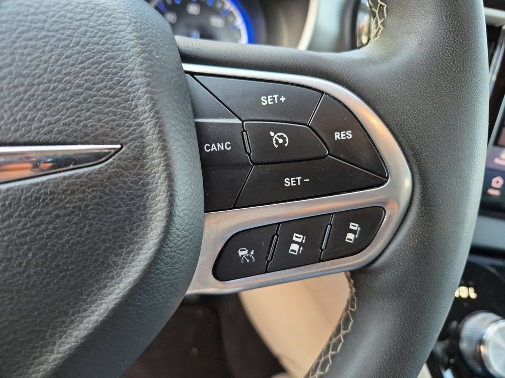 Thumbnail: 2023 Chrysler Pacifica - 21