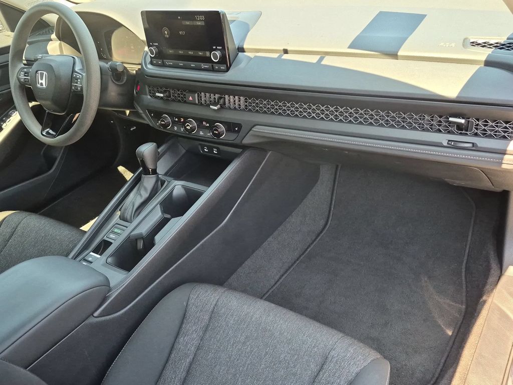 2025 Honda Accord SE - Photo 31