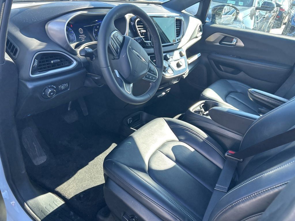 Thumbnail: 2025 Chrysler Pacifica - 10