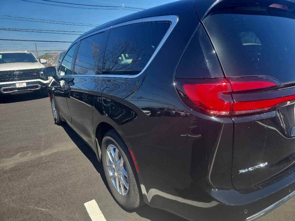 Thumbnail: 2025 Chrysler Pacifica - 6