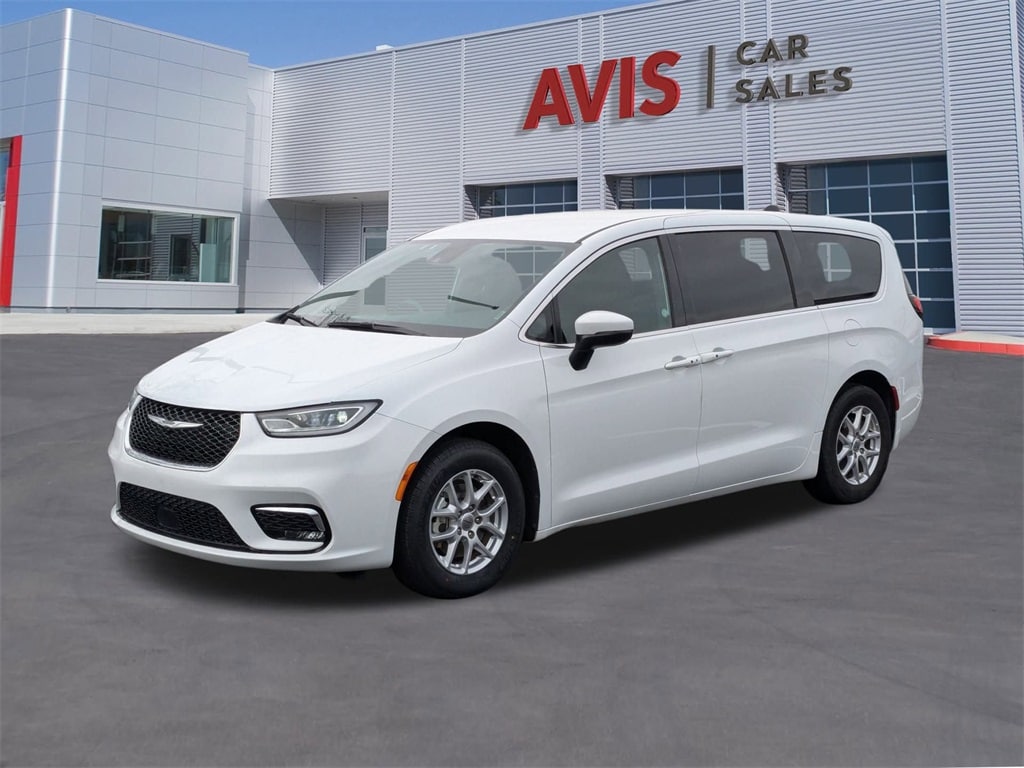 2023 Chrysler Pacifica Touring's photo