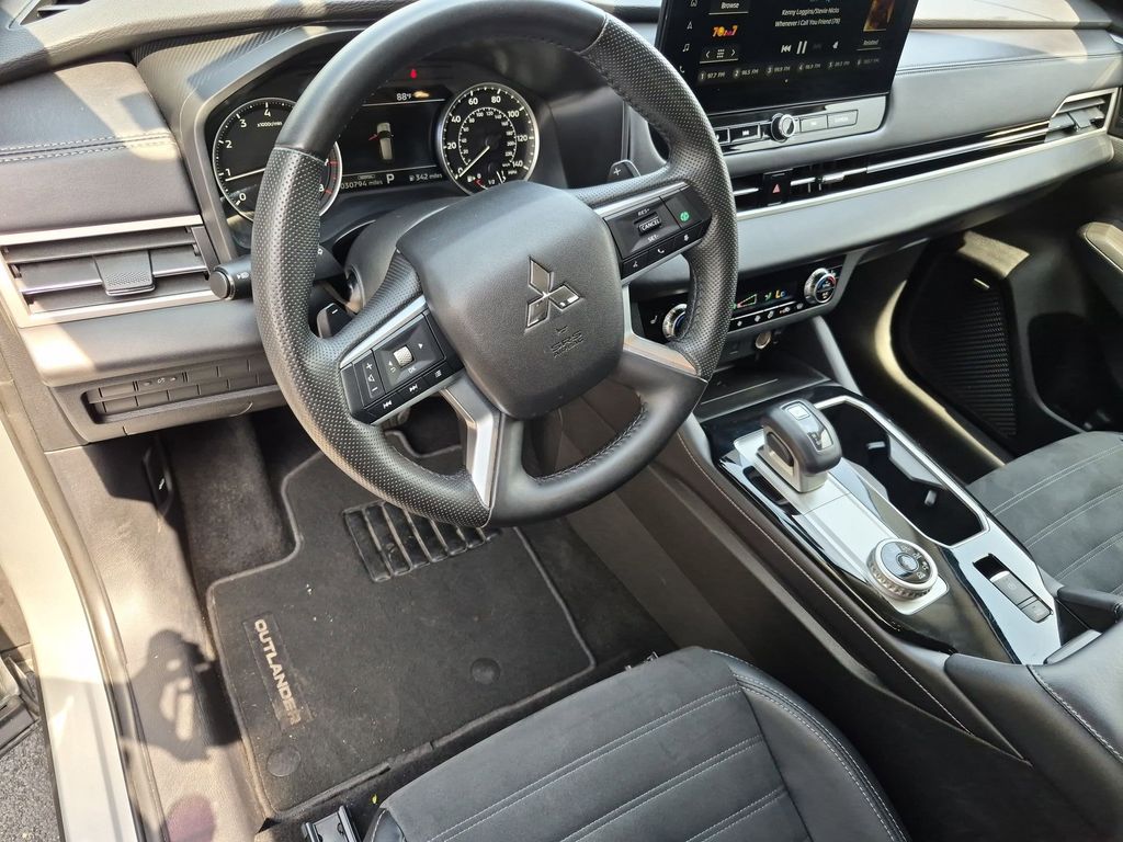 Thumbnail: 2025 Mitsubishi Outlander - 15