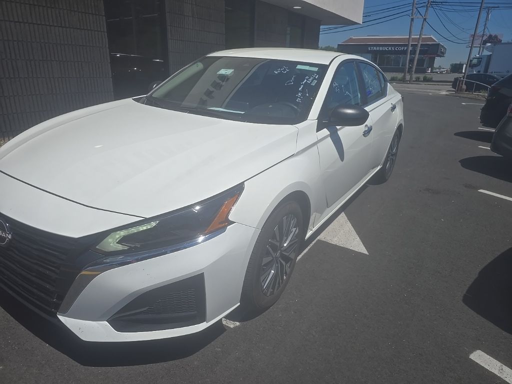 2025 Nissan Altima's photo