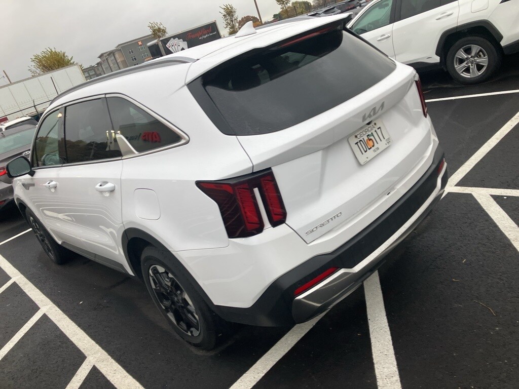 2024 Kia Sorento S photo 2