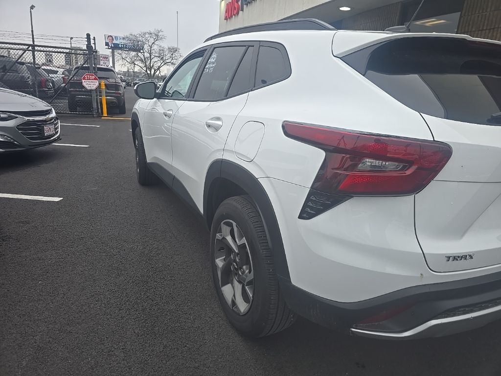 Thumbnail: 2025 Chevrolet Trax - 4